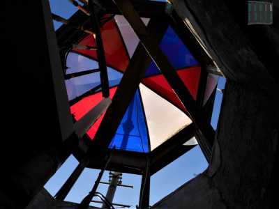 ...ma anche da qui i giochi di luce e colore che offrono i vetri colorati in rosso, bianco e blu della copertura incantano lo spettatore pi� smaliziato